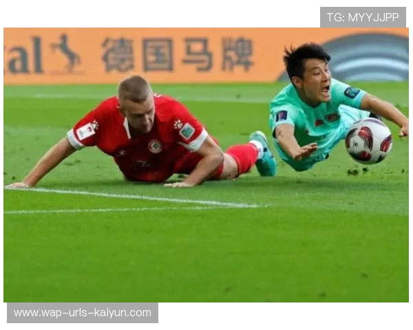 足球队员错失空门!解说员气到语无伦次 足球队员错失空门!解说员气到语无伦次