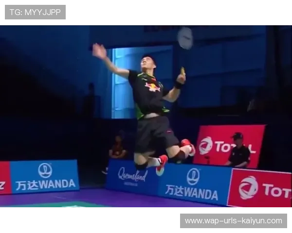 羽毛球飞跃瞬间:跳杀吓到球童的精彩一幕 羽毛球飞跃瞬间:跳杀吓到球童的精彩一幕