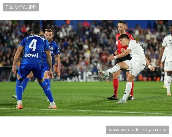 皇马卡马文加插上轰出世界波